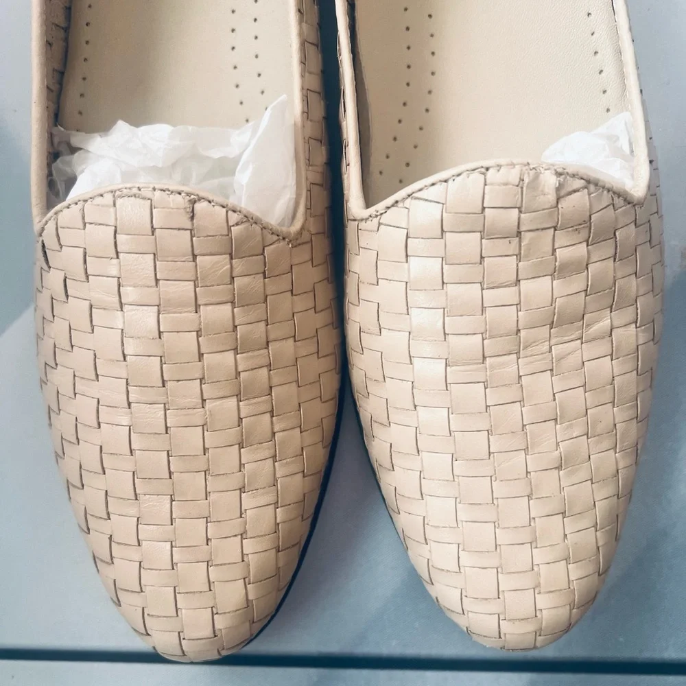 Trotters Women's Beige Woven Flats